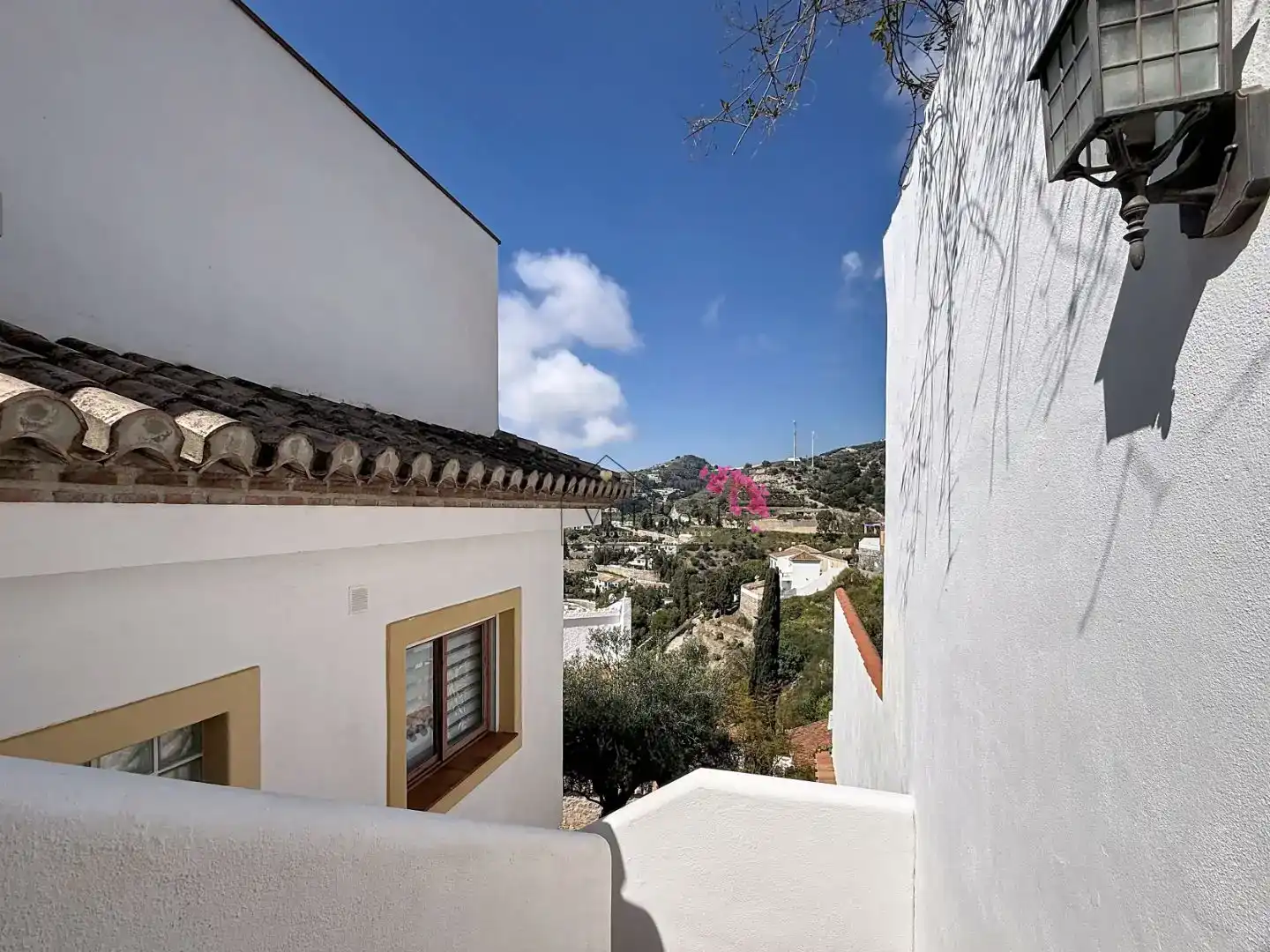Vista exterior de Casa o xalet en venda en Almuñécar amb Aire condicionat, Piscina i Balcó