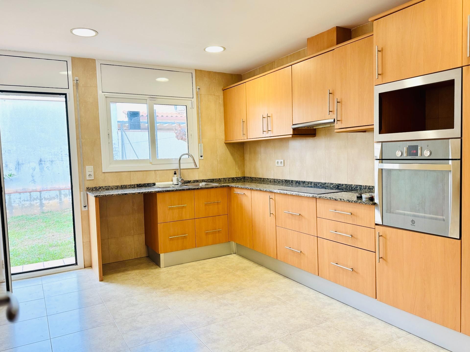 Cuina de Casa adosada en venda en Olèrdola amb Calefacció, Terrassa i Alarma