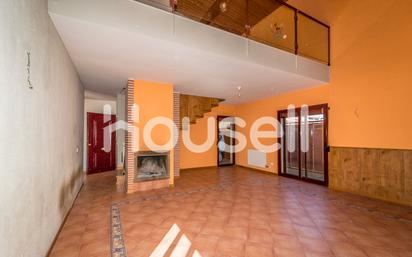 Sala d'estar de Casa o xalet en venda en Cabezón de Pisuerga amb Aire condicionat i Terrassa