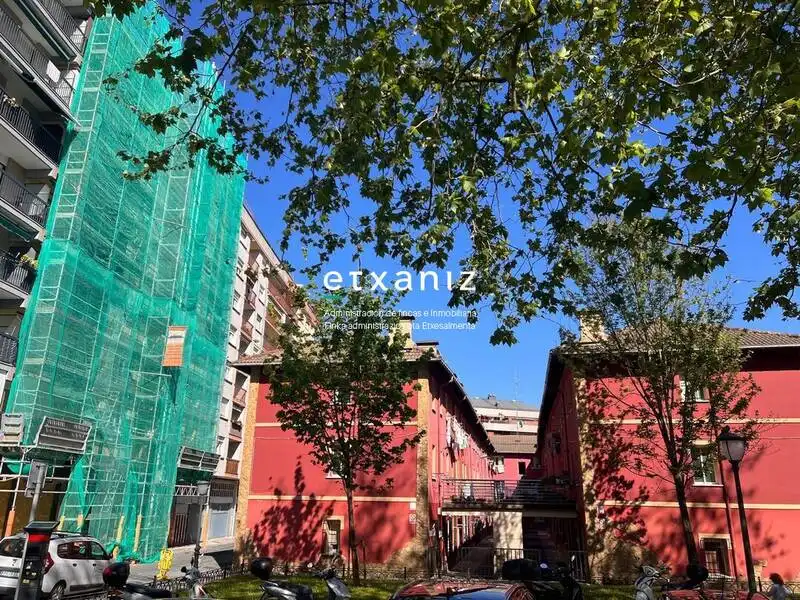 Vista exterior de Pis en venda en Irun  amb Calefacció, Moblat i Forn