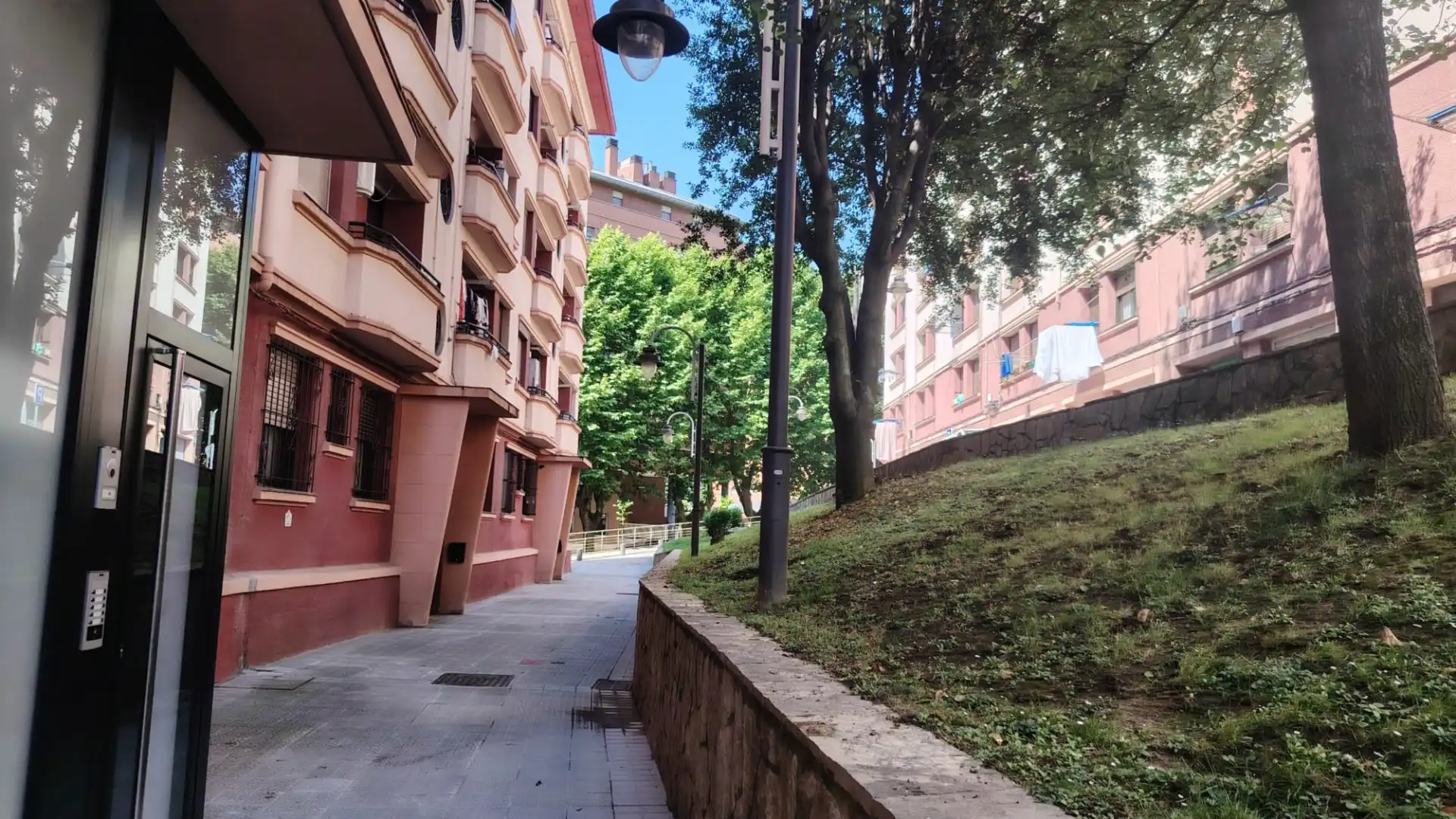 Vista exterior de Pis en venda en Bilbao  amb Calefacció, Moblat i Balcó