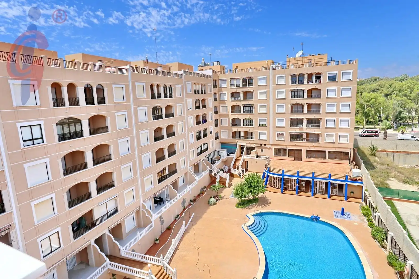 Außenansicht von Wohnung zum Verkauf in Guardamar del Segura mit Terrasse, Abstellraum und Möbliert