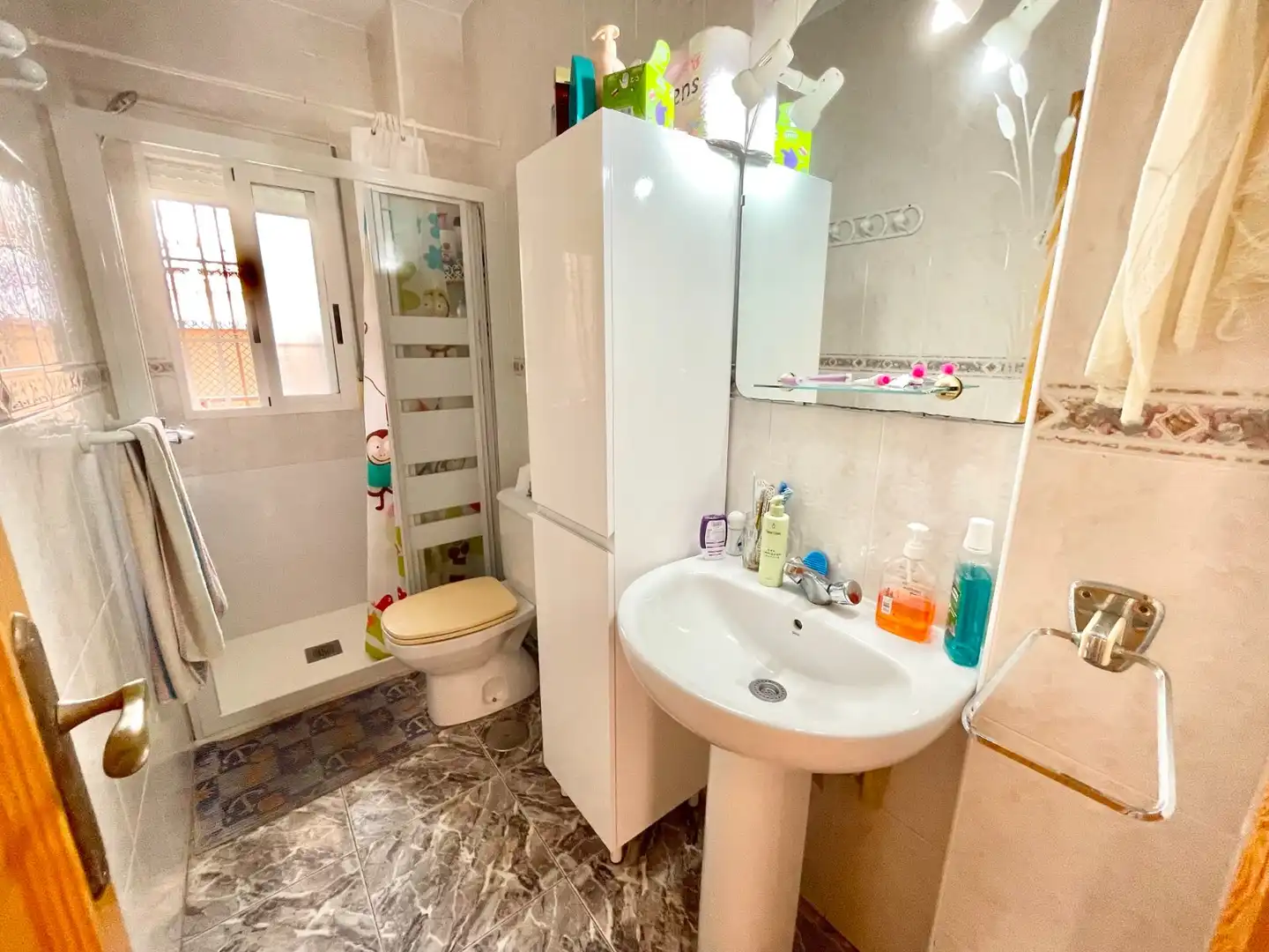 Badezimmer von Erdgeschoss zur Miete in San Pedro del Pinatar mit Möbliert, Waschmaschine und Mikrowelle