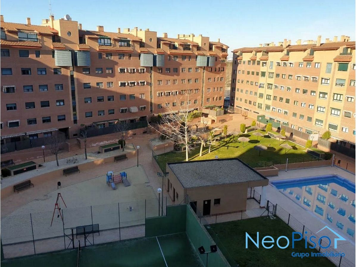Vista exterior de Dúplex en venda en Alcorcón amb Terrassa, Traster i Piscina comunitària