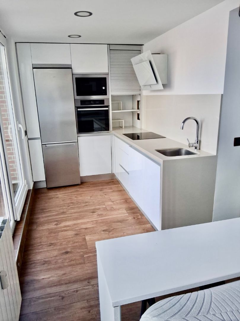 Cuina de Àtic de lloguer en Oviedo  amb Calefacció, Parquet i Terrassa