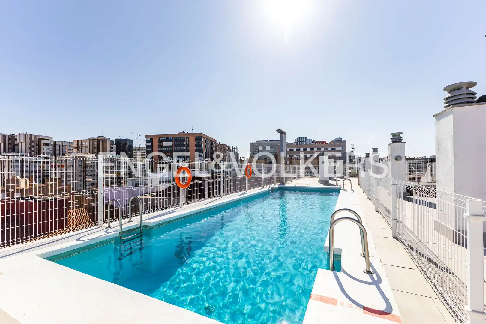 Swimming pool of Flat for rent in Madrid  with Air Conditioner, Heating and Furnished