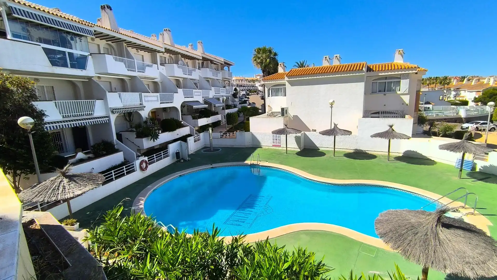 Vista exterior de Dúplex en venta en Bigastro con Aire acondicionado, Terraza y Piscina comunitaria