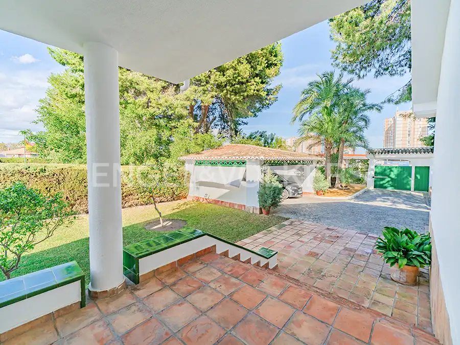 Vista exterior de Casa o xalet en venda en Alicante / Alacant amb Aire condicionat, Calefacció i Jardí privat