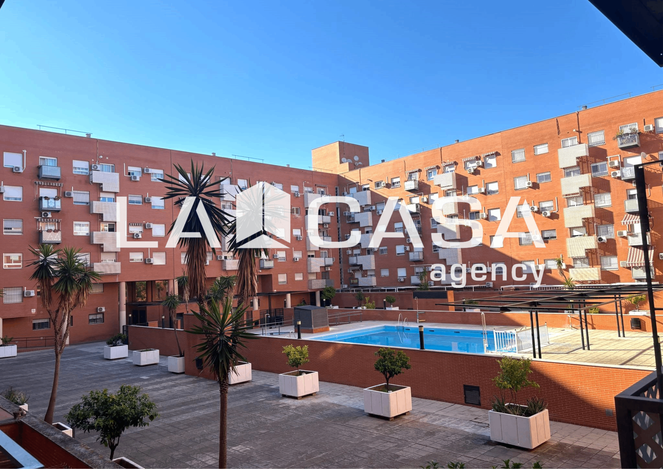 Vista exterior de Pis en venda en  Sevilla Capital amb Piscina