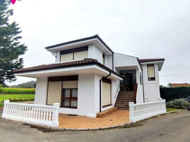 Casa amb balcó en venda a Arnuero