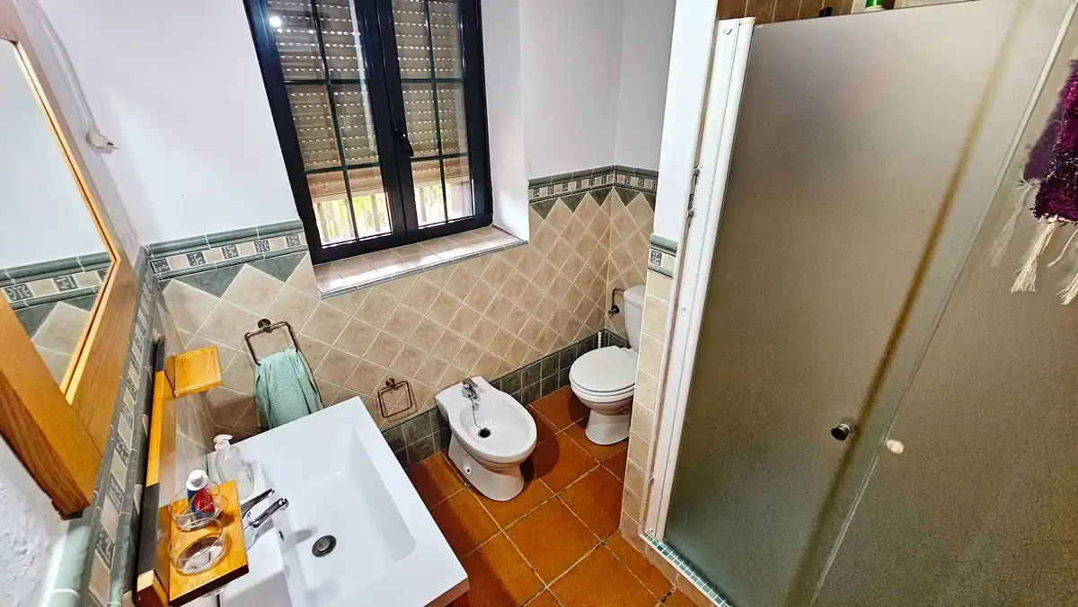 Baño de Casa o chalet en venta en El Castillo de las Guardas con Aire acondicionado, Jardín privado y Terraza