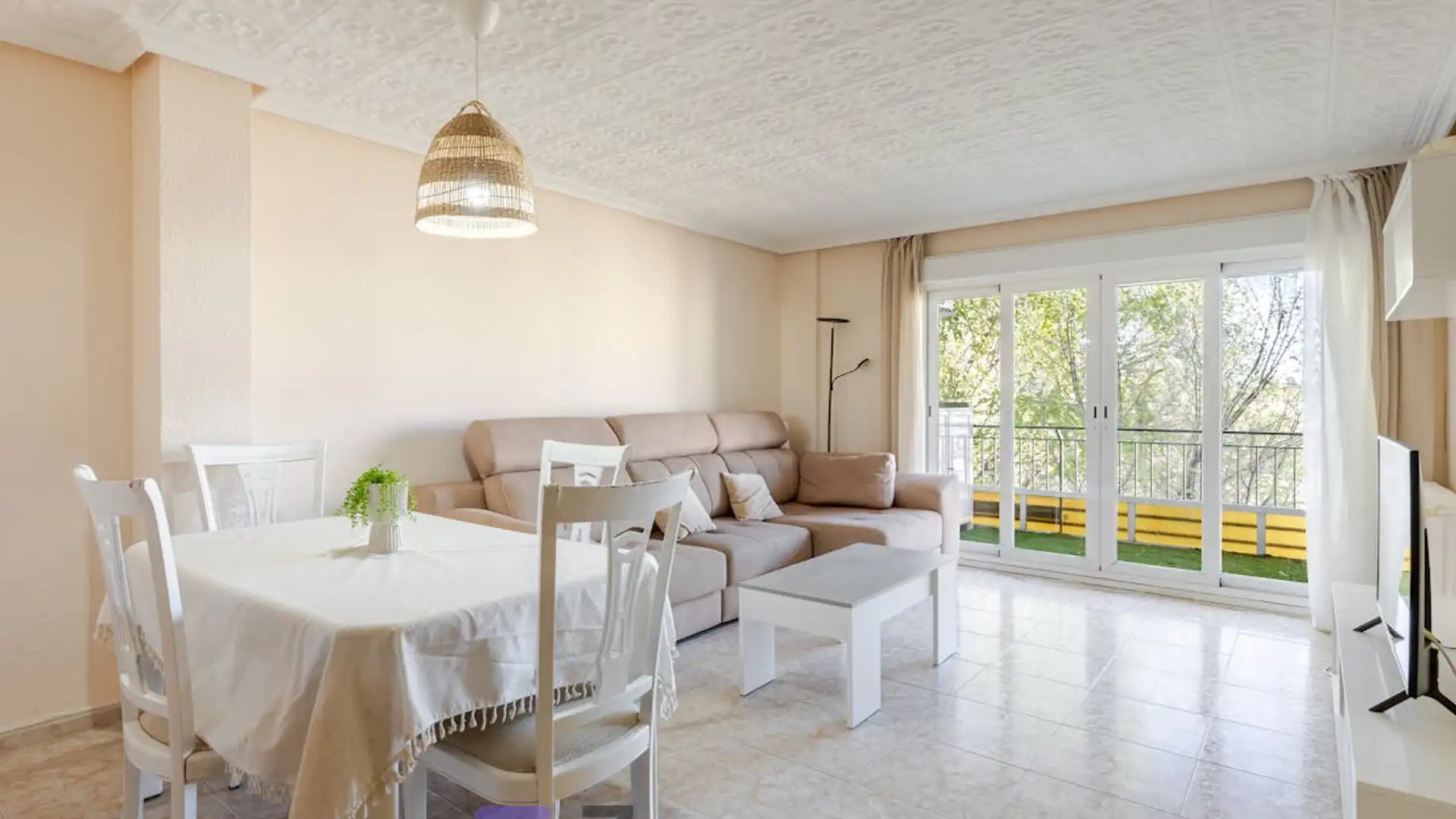 Living room of Flat for rent in Parla  with Air Conditioner, Heating and Furnished