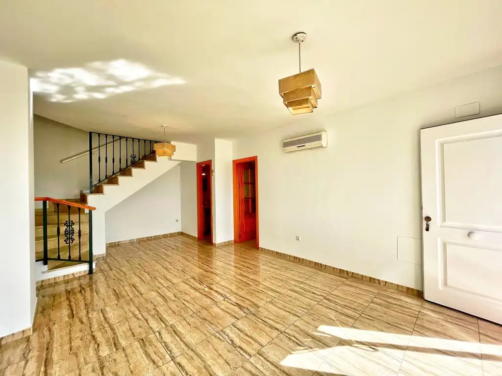 Wohnzimmer von Einfamilien-Reihenhaus zum Verkauf in Vélez-Málaga mit Klimaanlage, Terrasse und Abstellraum