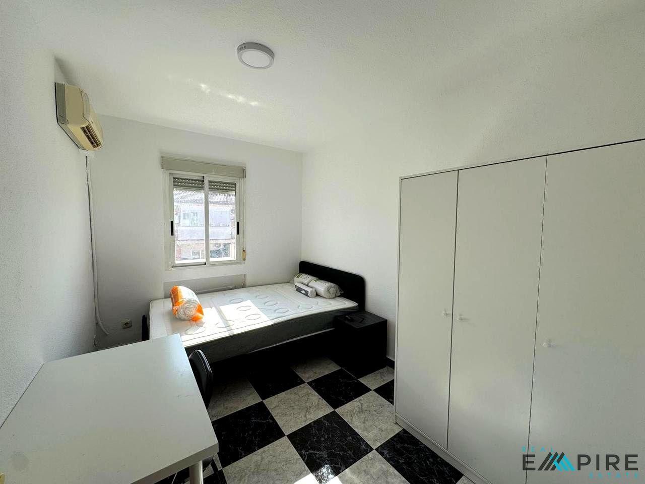 Bedroom of Flat for share in Parla  with Air Conditioner, Heating and Furnished