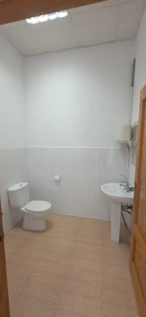 Bany de Local de lloguer en San Pedro del Pinatar amb Aire condicionat