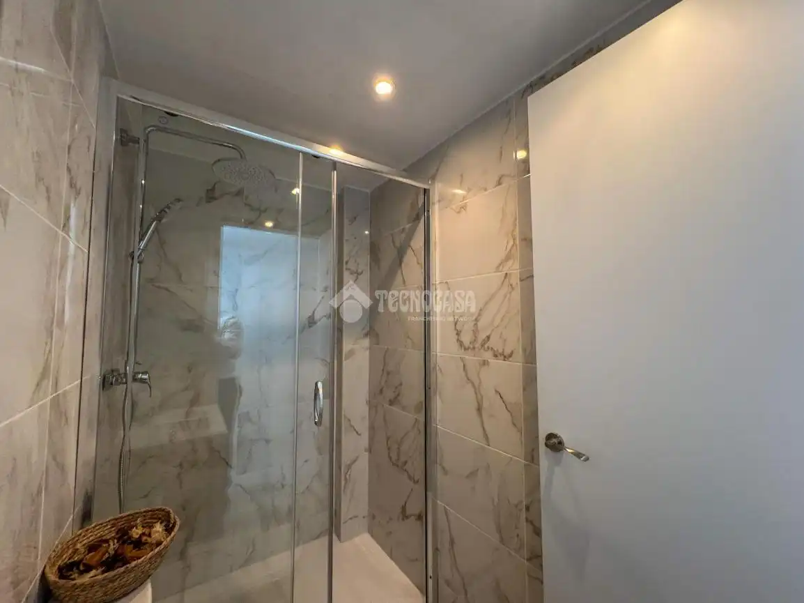 Baño de Piso en venta en Navalcarnero con Aire acondicionado y Calefacción