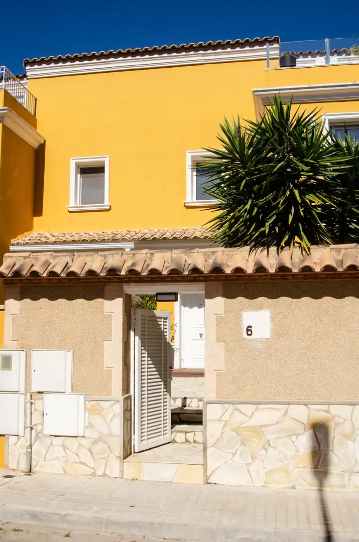 Außenansicht von Einfamilien-Reihenhaus zum Verkauf in La Pobla de Vallbona mit Klimaanlage, Heizung und Privatgarten