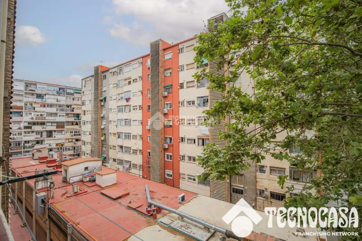 Vista exterior de Piso en venta en Barcelona con Balcón