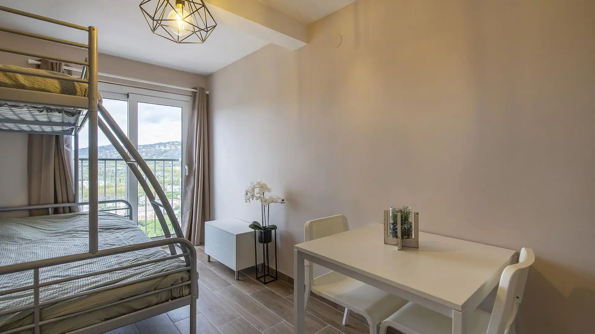 Habitación de Apartamento en venta en Castell d'Aro, Platja d'Aro i s'Agaró con Parquet y Amueblado