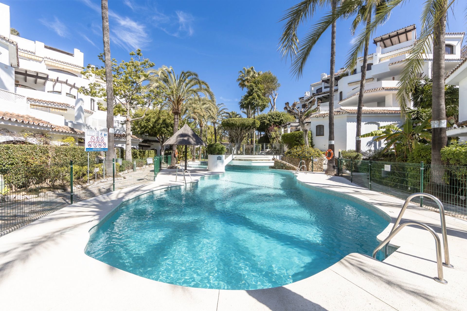Swimming pool of Flat for sale in Marbella  with Air Conditioner, Heating and Terrace