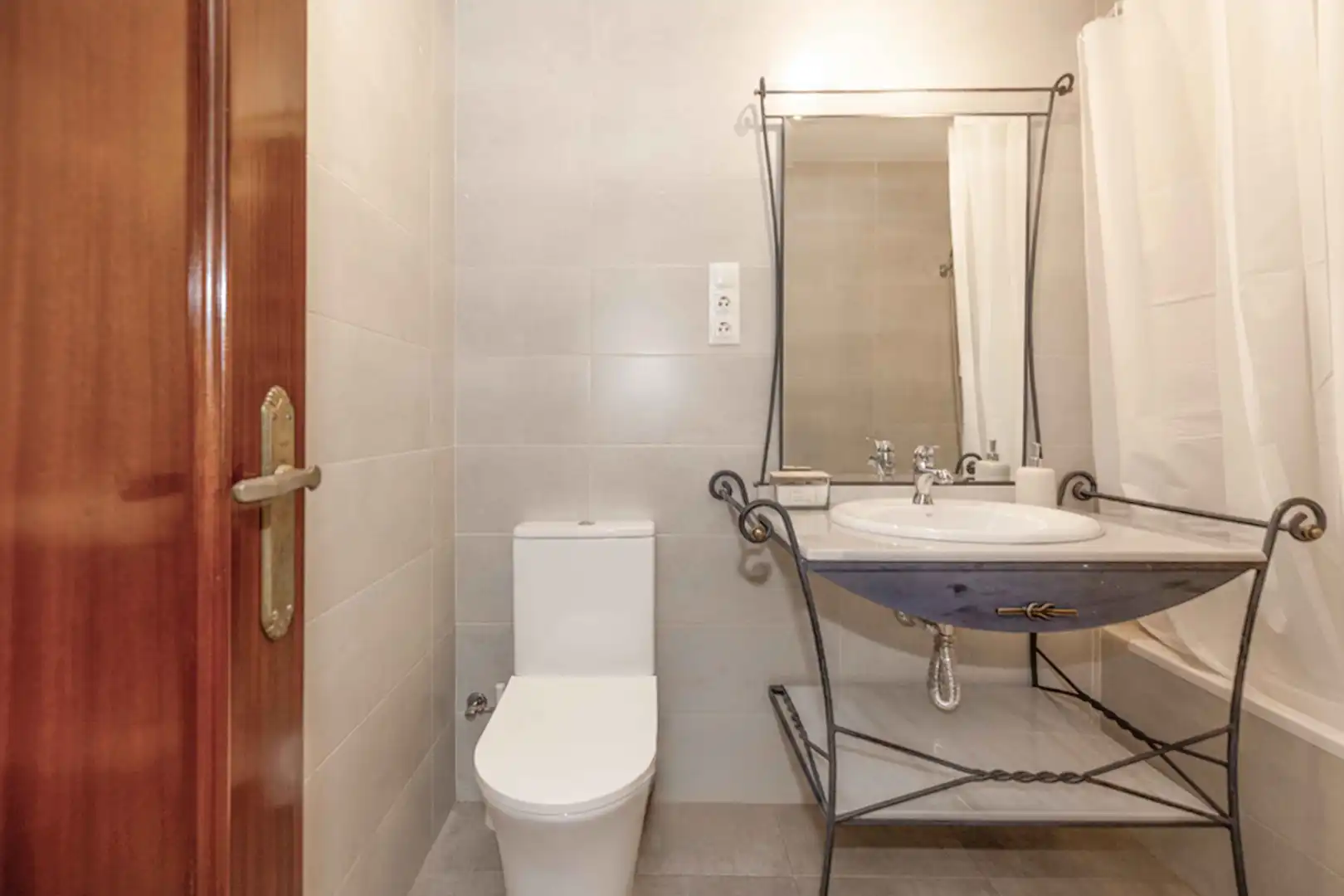 Baño de Piso en venta en Málaga con Calefacción, Terraza y Internet