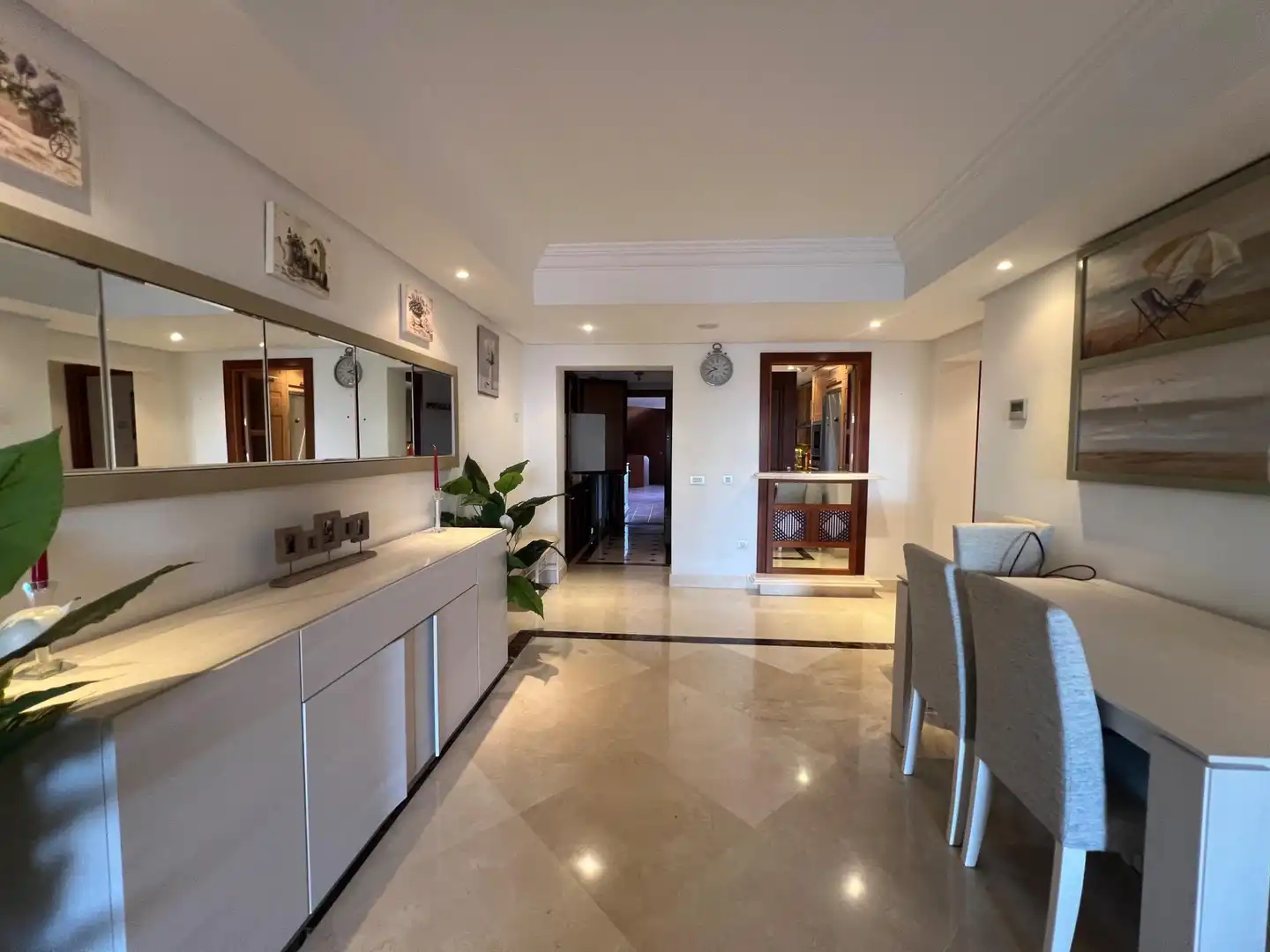 Wohnung zum Verkauf in Estepona mit Klimaanlage, Privatgarten und Terrasse