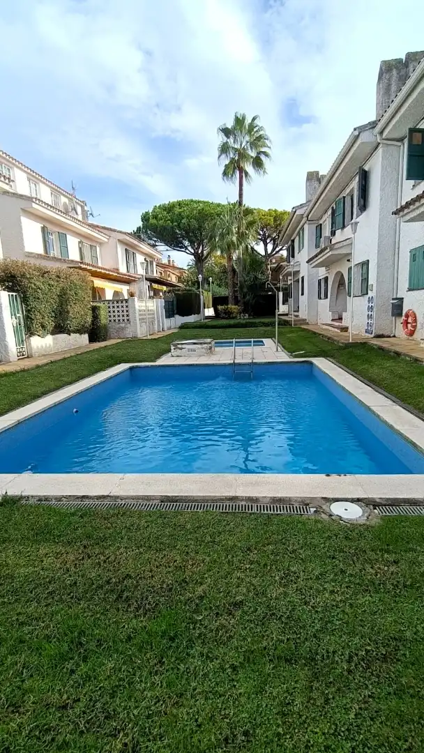 Schwimmbecken von Einfamilien-Reihenhaus zum Verkauf in Cambrils mit Klimaanlage, Heizung und Privatgarten