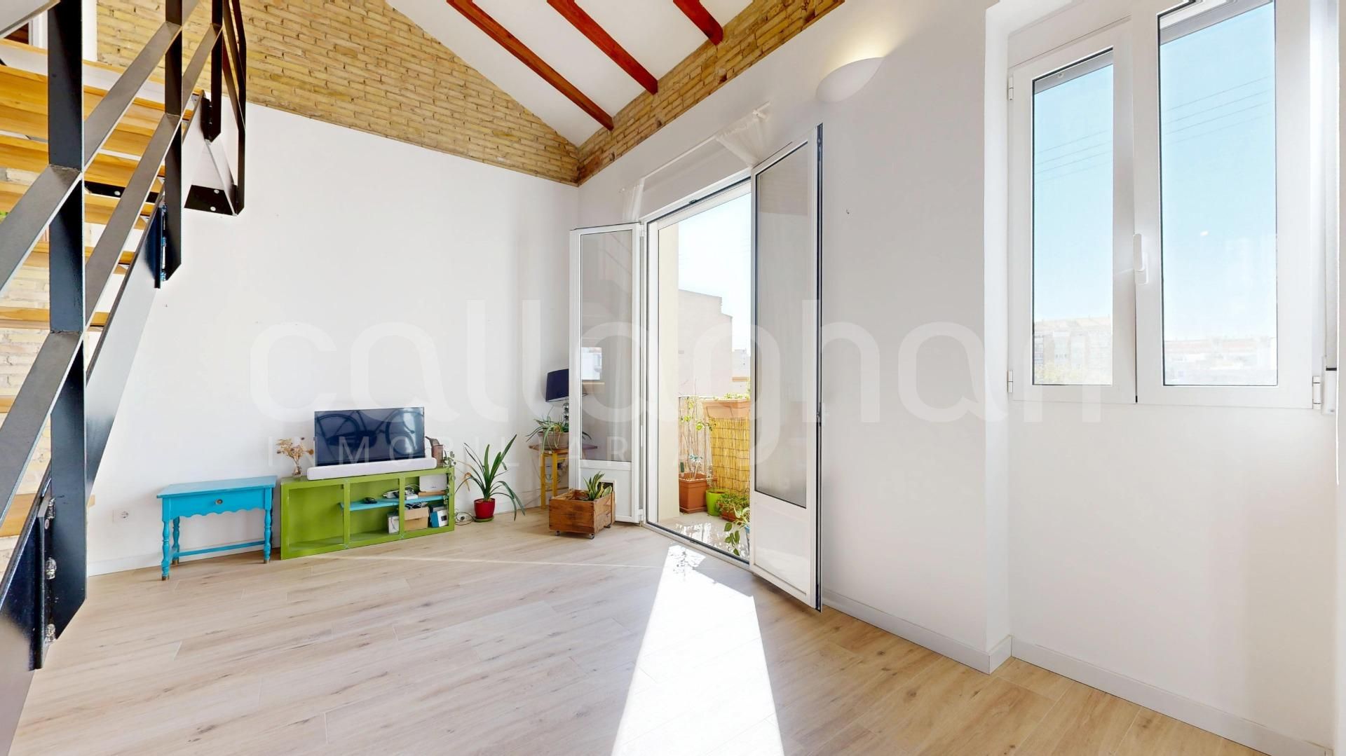 Sala d'estar de Dúplex en venda en  Valencia Capital amb Balcó