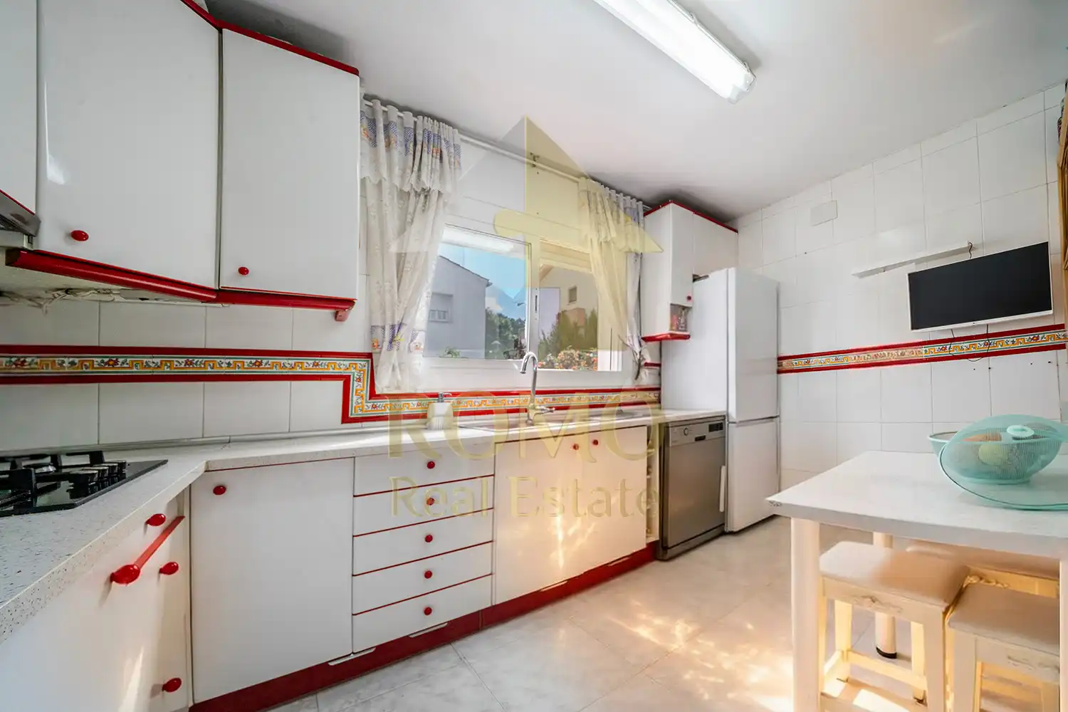 Cocina de Casa adosada en venta en Santa Perpètua de Mogoda con Aire acondicionado, Calefacción y Jardín privado
