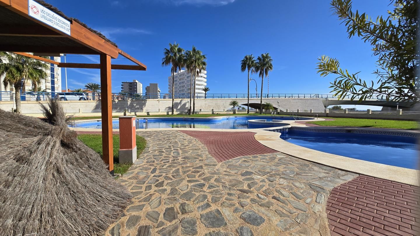 Piscina de Apartament en venda en La Manga del Mar Menor amb Aire condicionat, Terrassa i Moblat