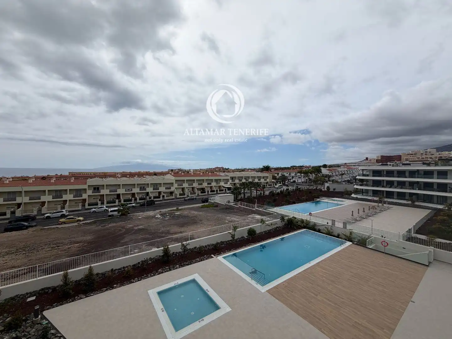 Außenansicht von Wohnungen zur Miete in Adeje mit Terrasse, Abstellraum und Schwimmbad