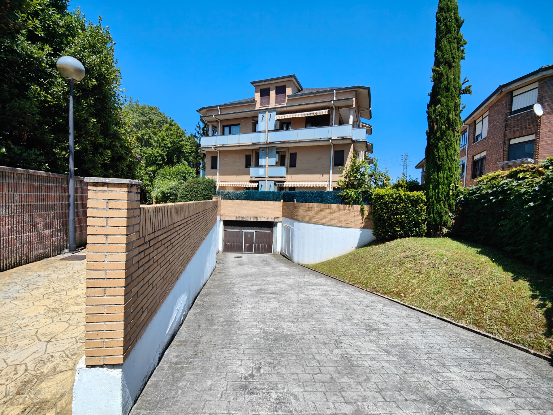 Vista exterior de Dúplex en venda en Torrelavega  amb Calefacció, Parquet i Terrassa