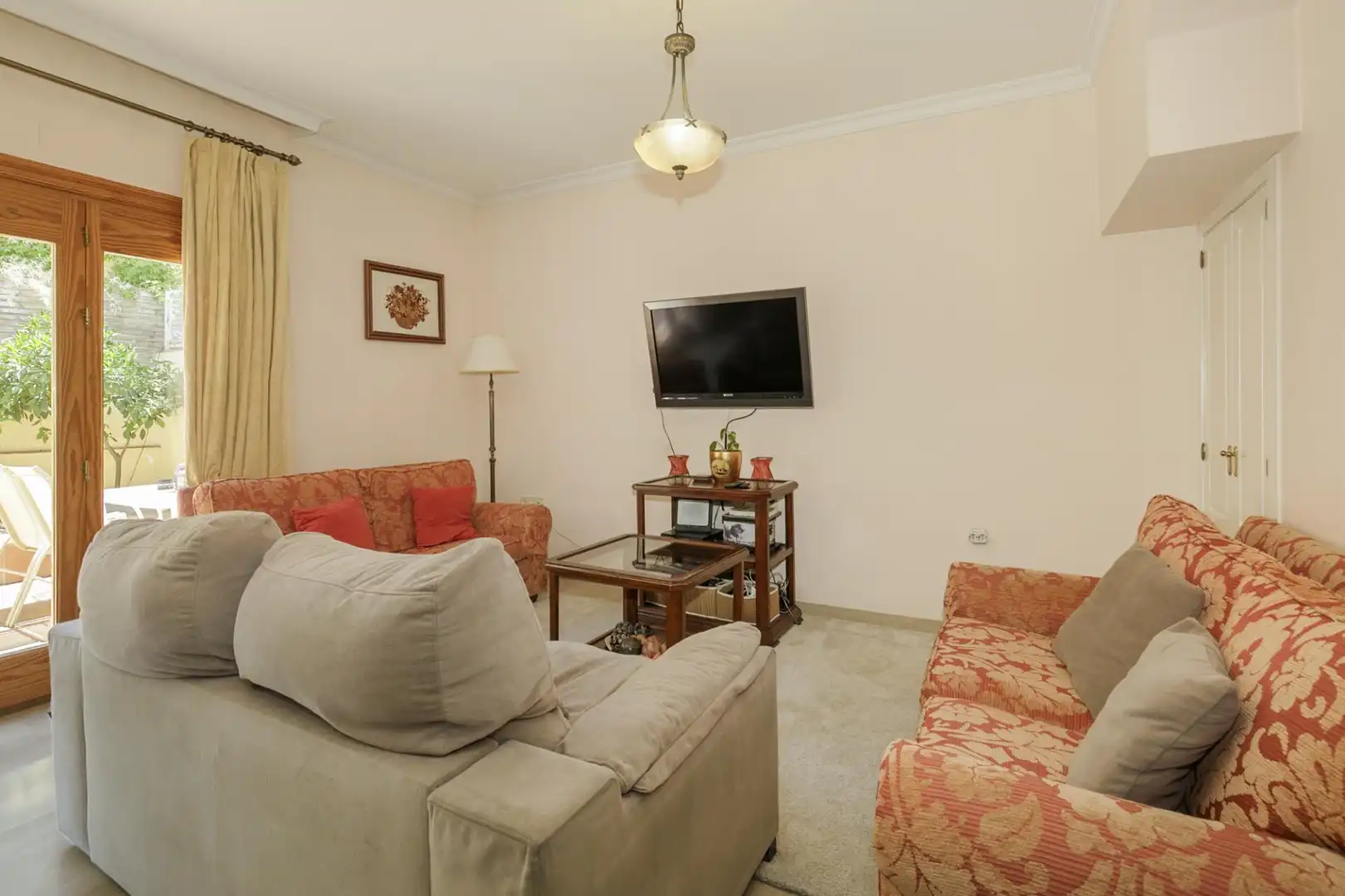 Sala d'estar de Casa adosada en venda en Granada amb Jardí privat