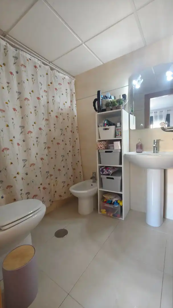 Baño de Piso en venta en Roquetas de Mar con Aire acondicionado, Terraza y Amueblado