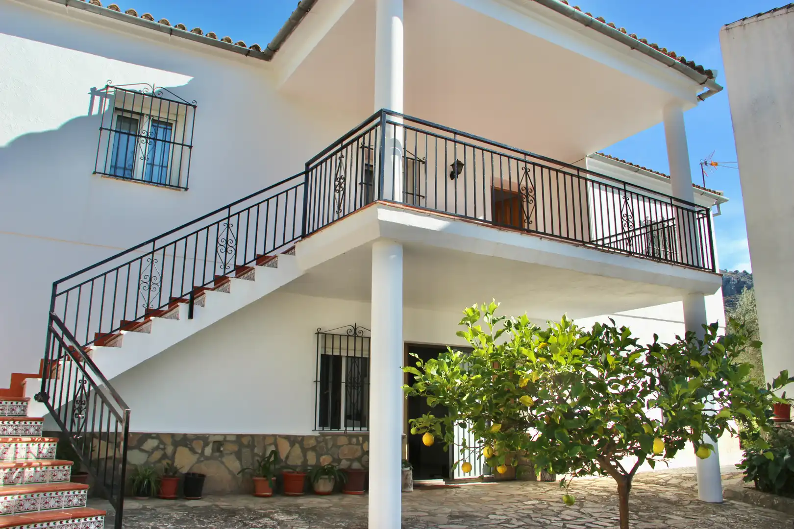 Vista exterior de Casa o xalet en venda en Benaocaz amb Jardí privat, Terrassa i Traster