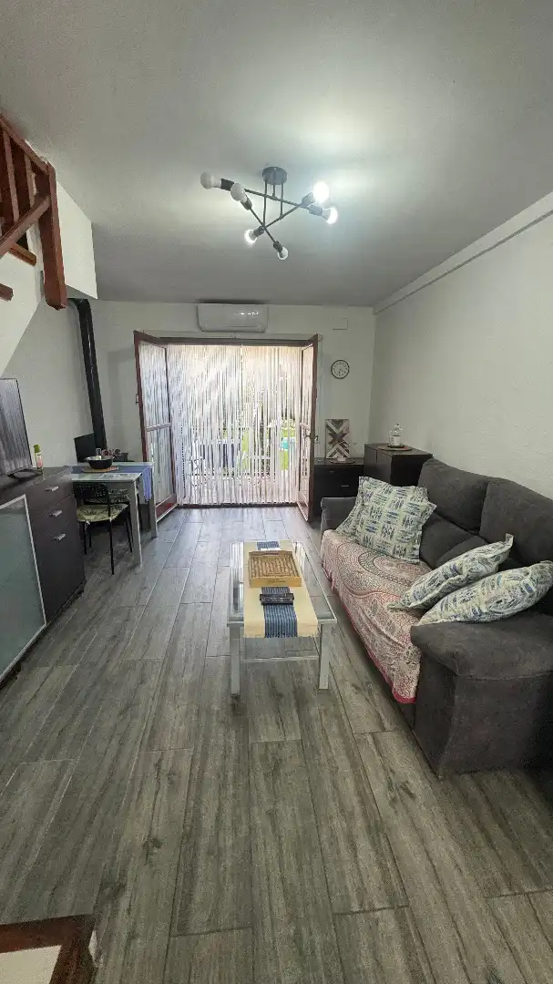 Wohnzimmer von Einfamilien-Reihenhaus zum Verkauf in Torredembarra mit Klimaanlage, Heizung und Privatgarten