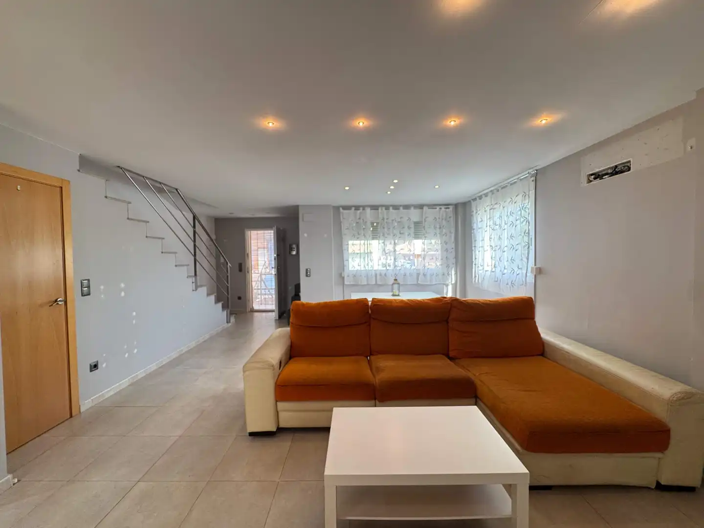 Sala de estar de Casa adosada en venta en Almoines con Aire acondicionado, Terraza y Balcón