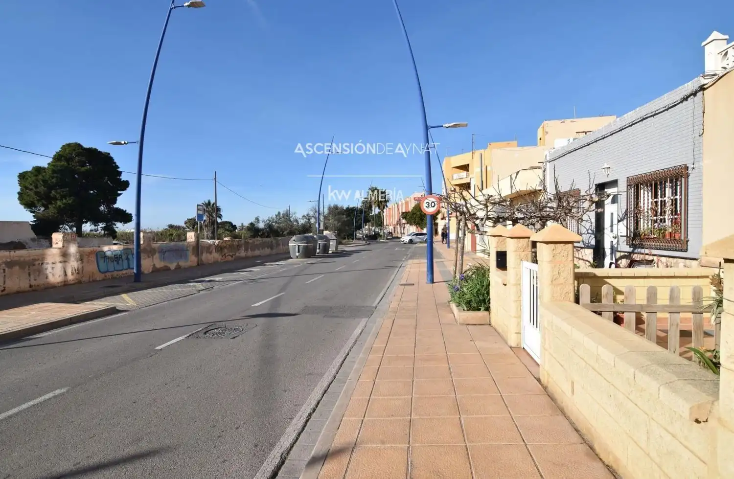 Vista exterior de Local de lloguer en Almería