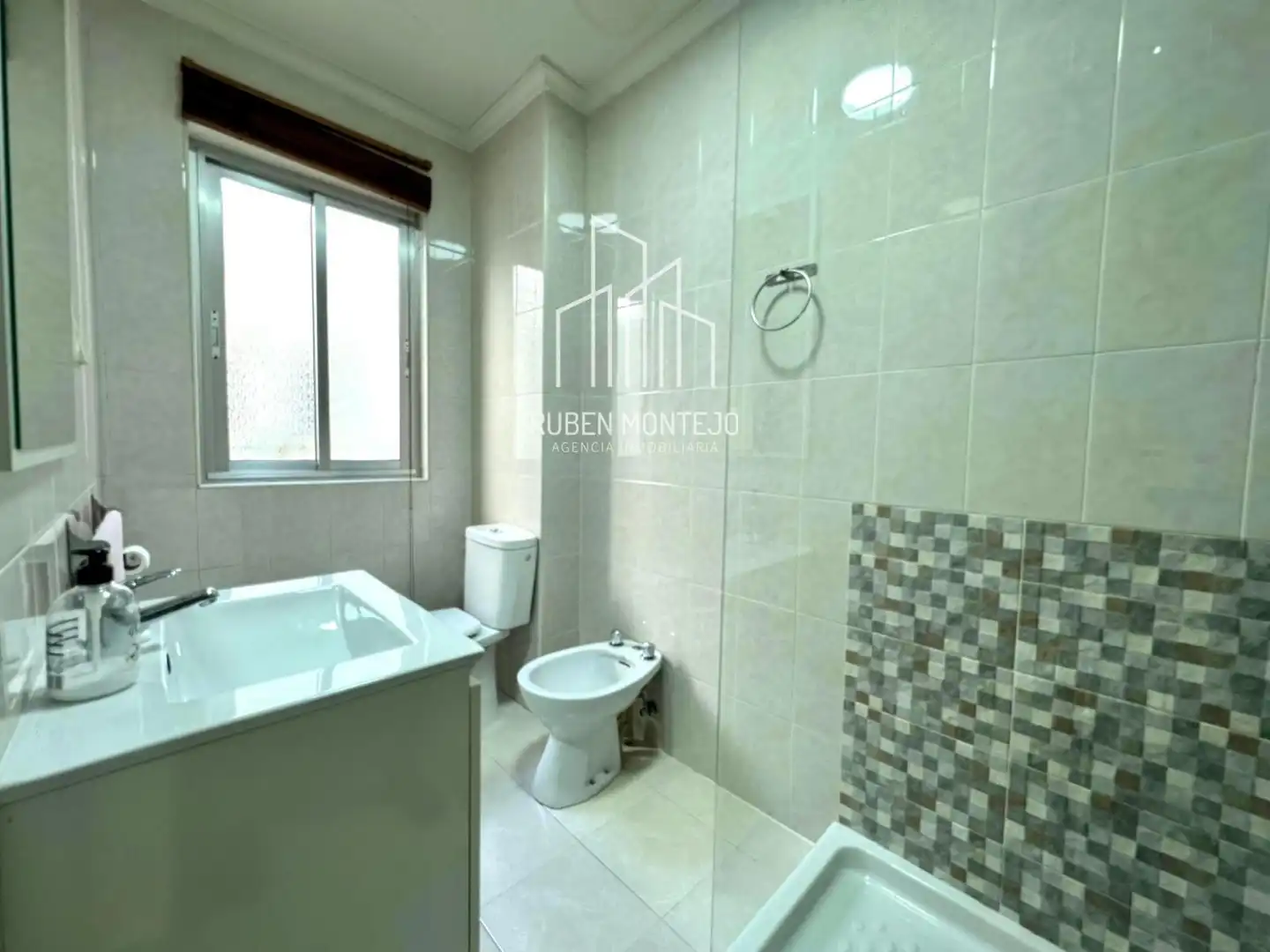 Badezimmer von Wohnung zur untervermieten in Salamanca mit Heizung, Terrasse und Möbliert