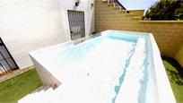 Piscina de Casa adosada en venda en Ayamonte amb Aire condicionat, Jardí privat i Terrassa