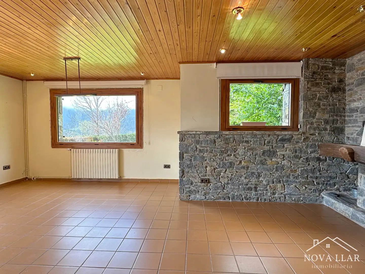 Wohnzimmer von Einfamilien-Reihenhaus zum Verkauf in Vilallonga de Ter mit Heizung, Privatgarten und Terrasse