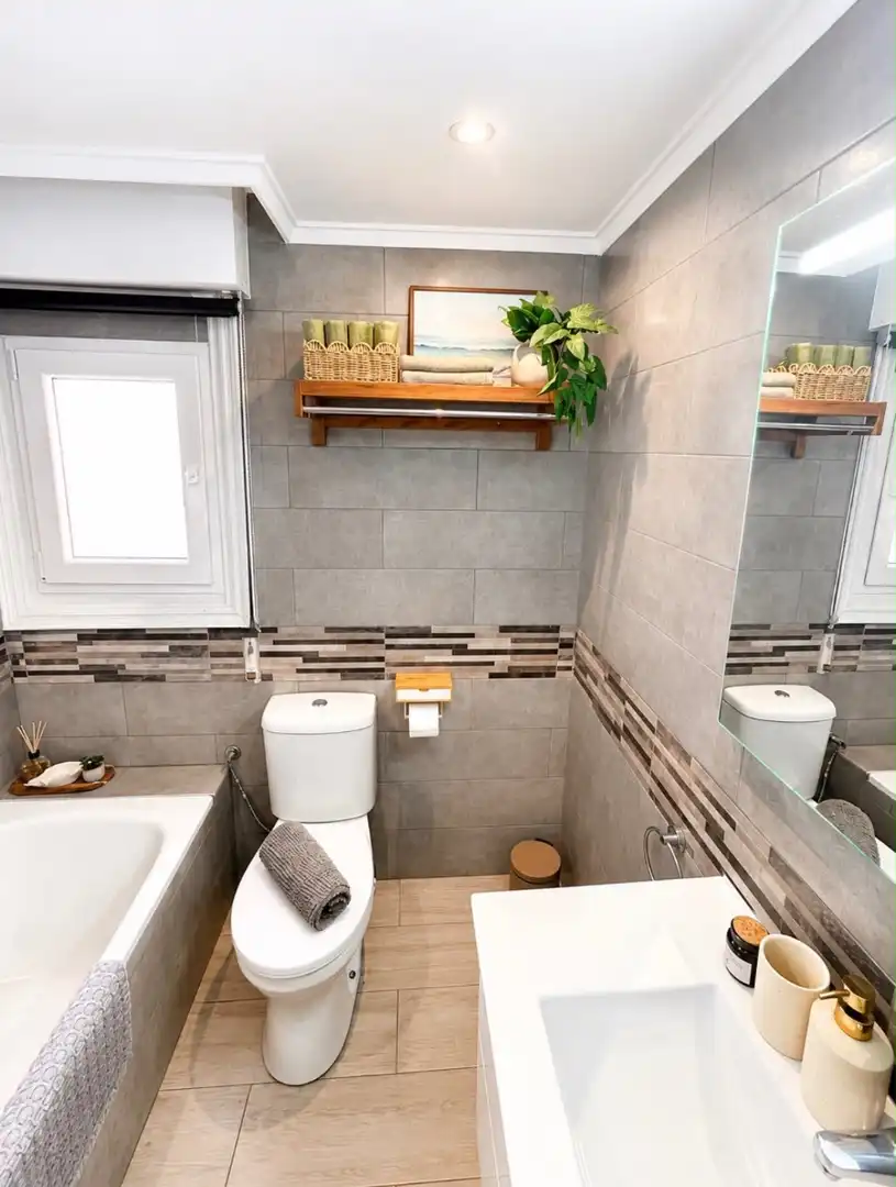 Bany de Apartament de lloguer en Torrevieja amb Aire condicionat, Calefacció i Moblat