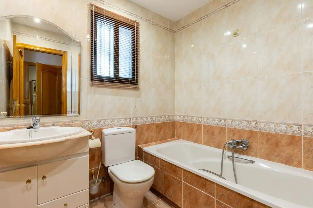 Baño de Casa adosada en venta en Alaquàs con Aire acondicionado, Calefacción y Terraza