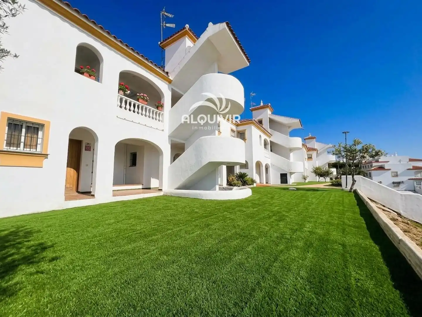 Vista exterior de Piso en venta en Almonte con Terraza, Trastero y Piscina