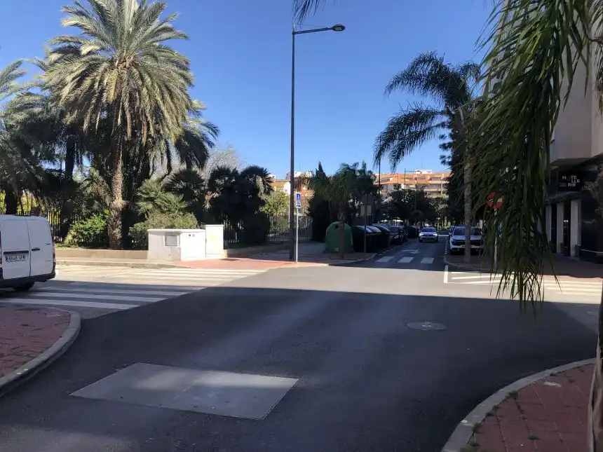 Außenansicht von Wohnungen zur Miete in Santa Pola mit Privatgarten, Terrasse und Möbliert