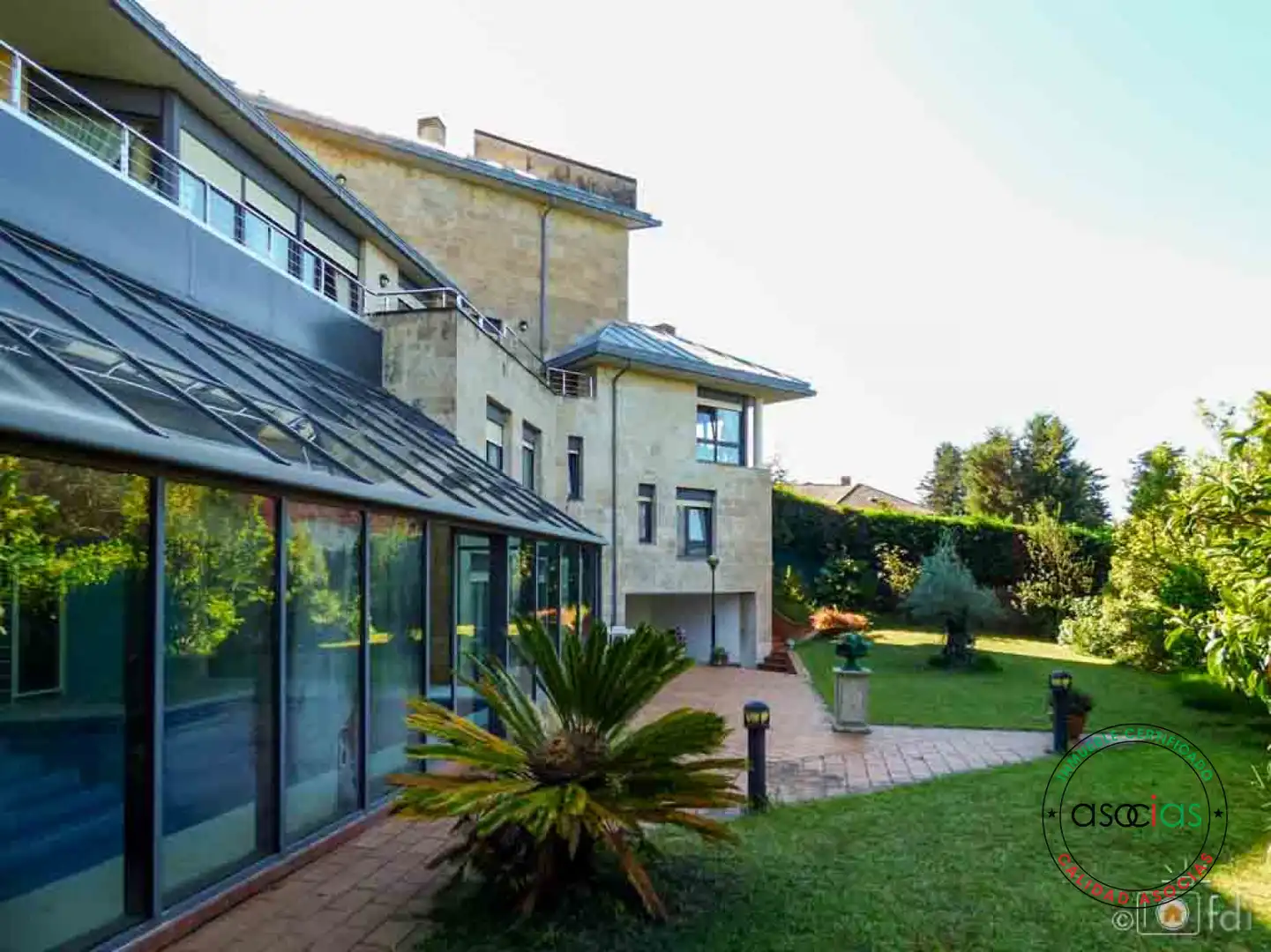 Vista exterior de Casa o xalet en venda en Oviedo  amb Calefacció, Jardí privat i Parquet