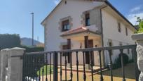 Vista exterior de Casa o xalet en venda en Los Corrales de Buelna  amb Balcó