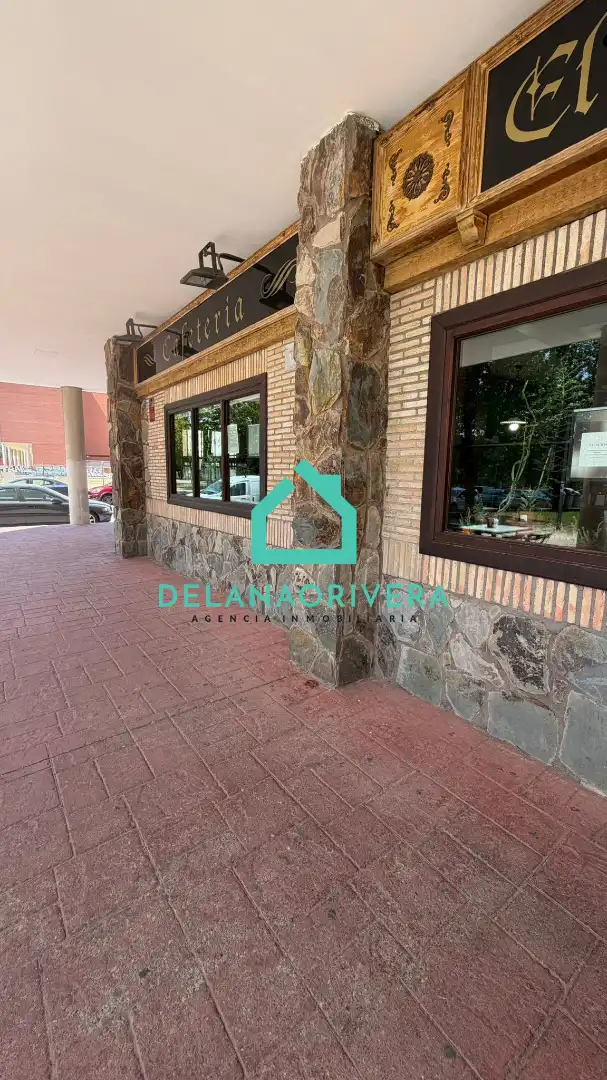 Vista exterior de Local en venda en Alcalá de Henares amb Aire condicionat, Calefacció i Terrassa