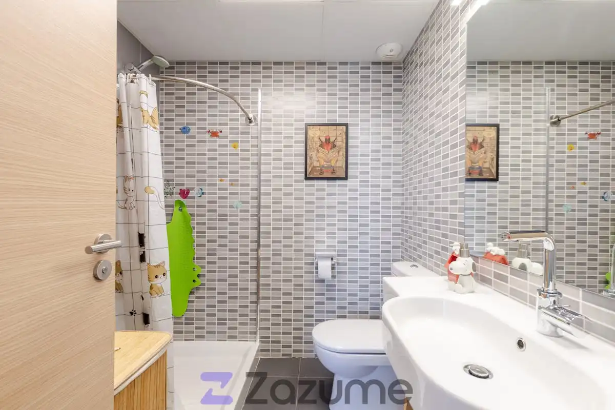 Bathroom of Flat for rent in Madrid  with Air Conditioner, Heating and Private garden