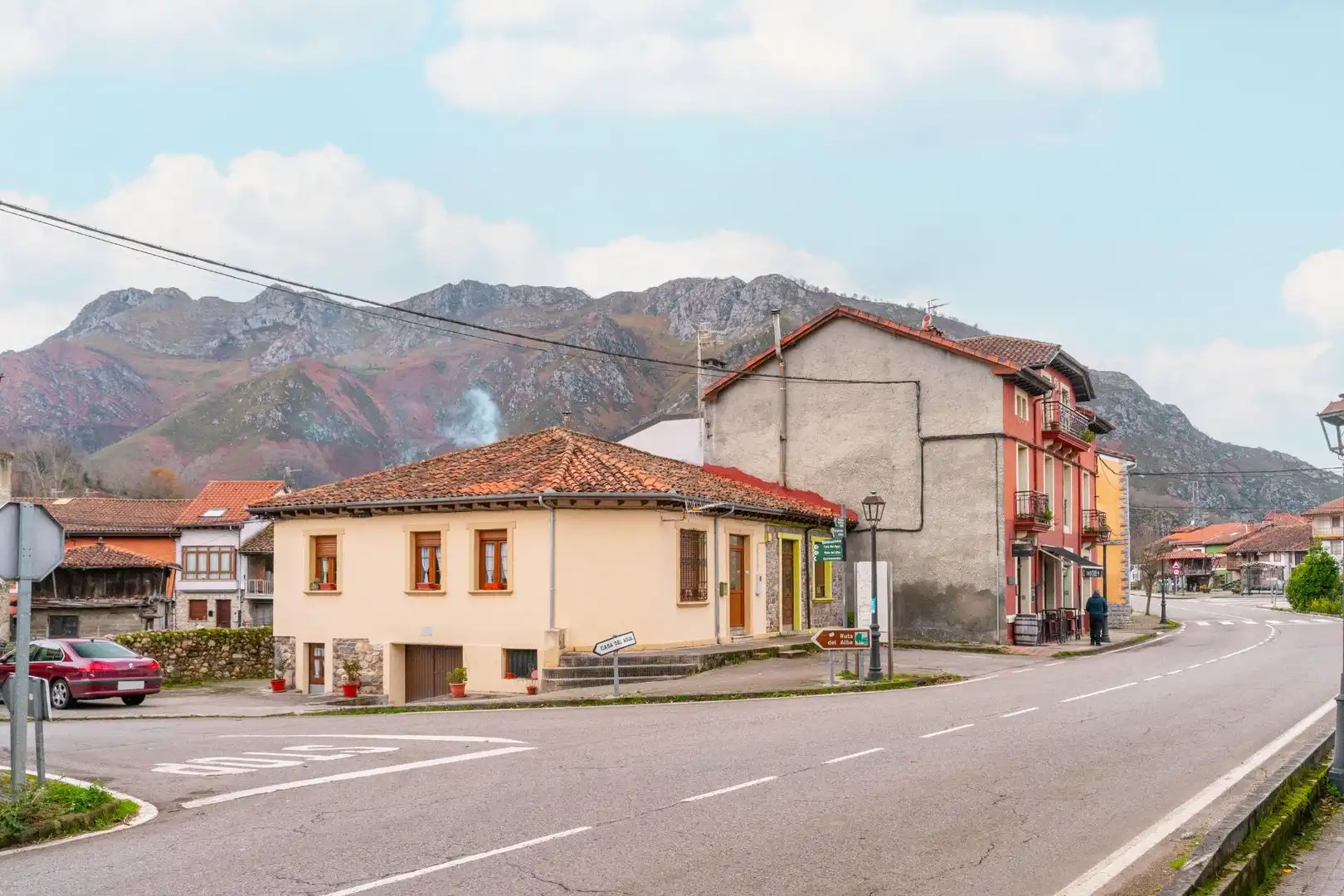 Vista exterior de Casa o xalet en venda en Sobrescobio amb Jardí privat